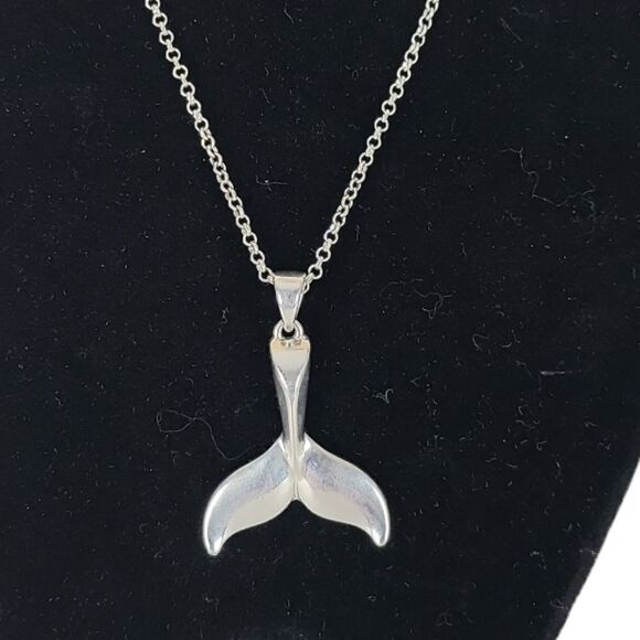 Periwinkle by Barlow Silvertone Whale Fin Necklace - Picture 5 of 6